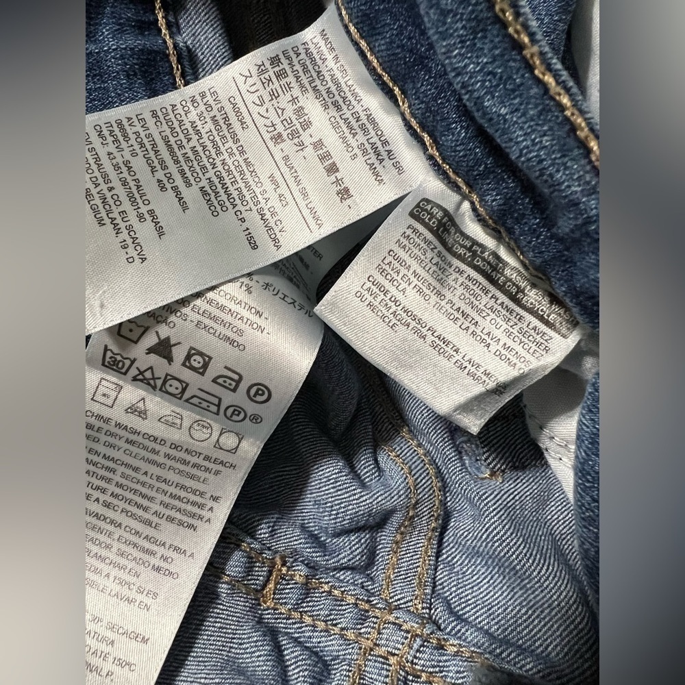 LEVI Strauss & Co Boyfriend Women’s Distressed Denim Blue Jeans (Sz 33) - Picture 8 of 13